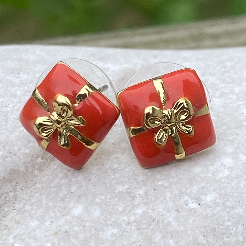 Gift wrapped present stud earrings - new